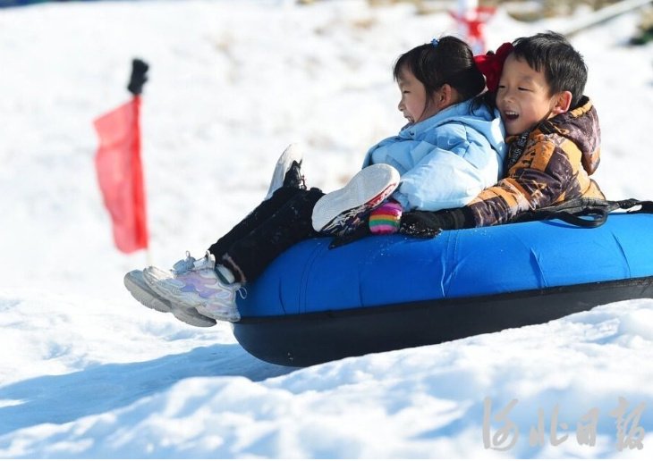 1月7日,小游客在邢台市南和区嘉年华滑雪场滑雪圈.