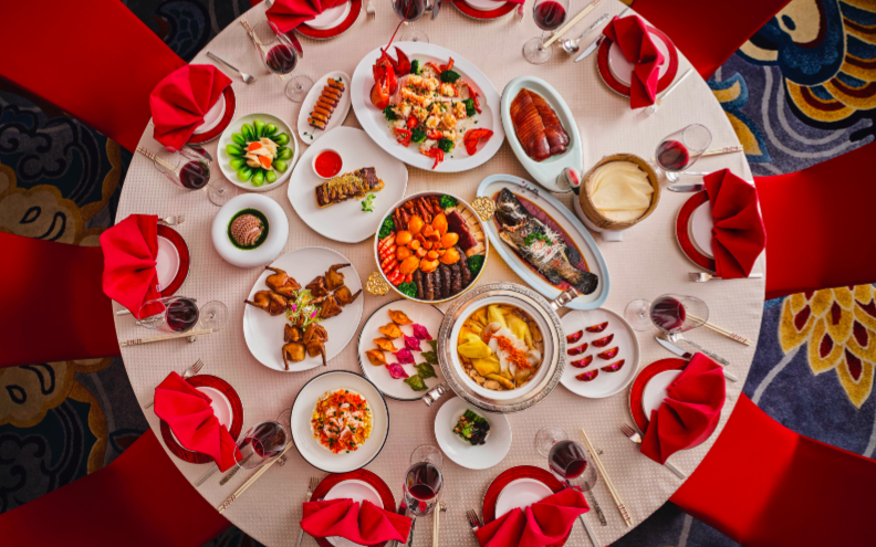 聚宝盆菜,捞鱼生餐厅:夏宫中国大饭店准备了七款别具匠心的年夜饭套餐