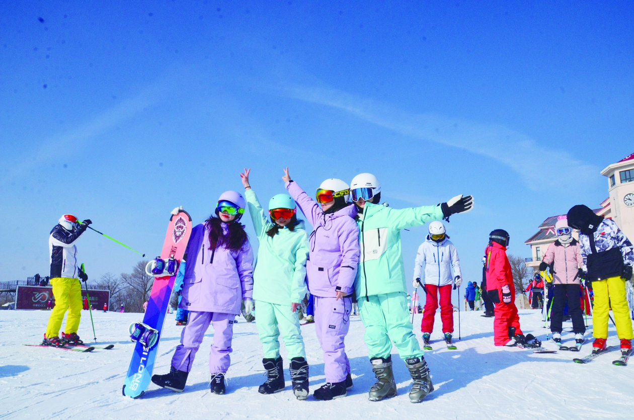 到亚布力滑雪的游客 张蔚蓝摄