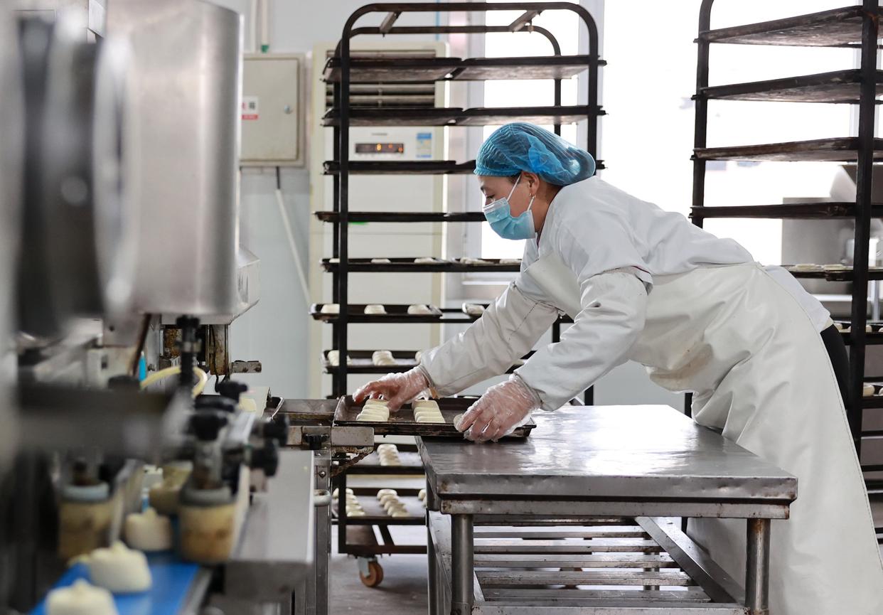 2月3日,河北省唐山市丰南区一家食品加工企业的工人在糕点烘焙车间