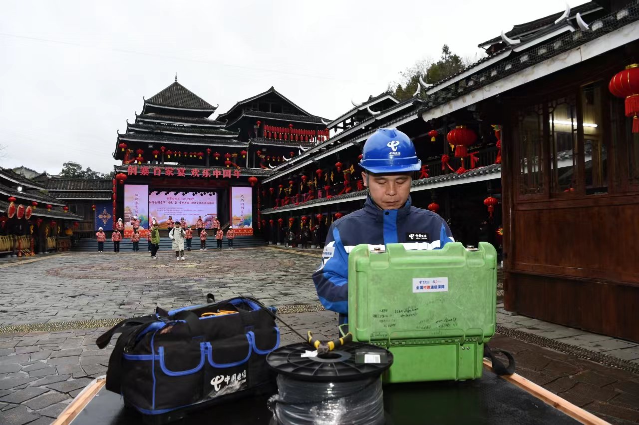中国电信工作人员为主会场程阳八寨“月也堂”提供通信保障。  黄祯光摄