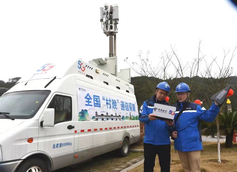 中国电信工作人员在为主会场程阳八寨进行网络优化。黄祯光摄