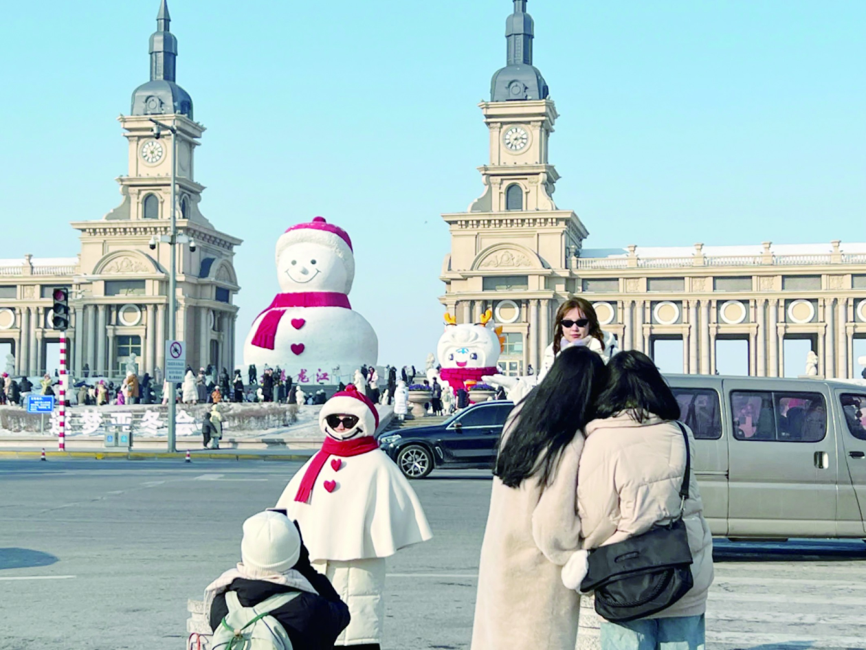 在哈尔滨音乐长廊和大雪人拍合影的游客 任筱楠摄