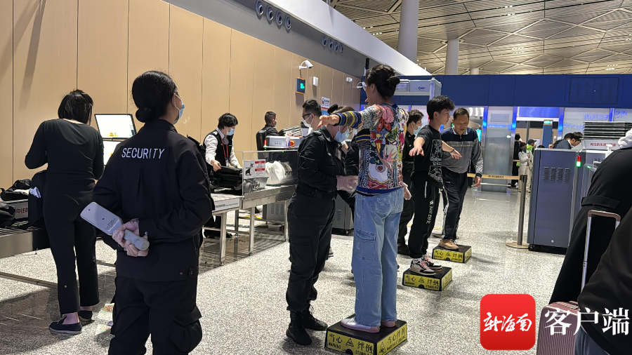 安检员为旅客安检.海口美兰机场供图
