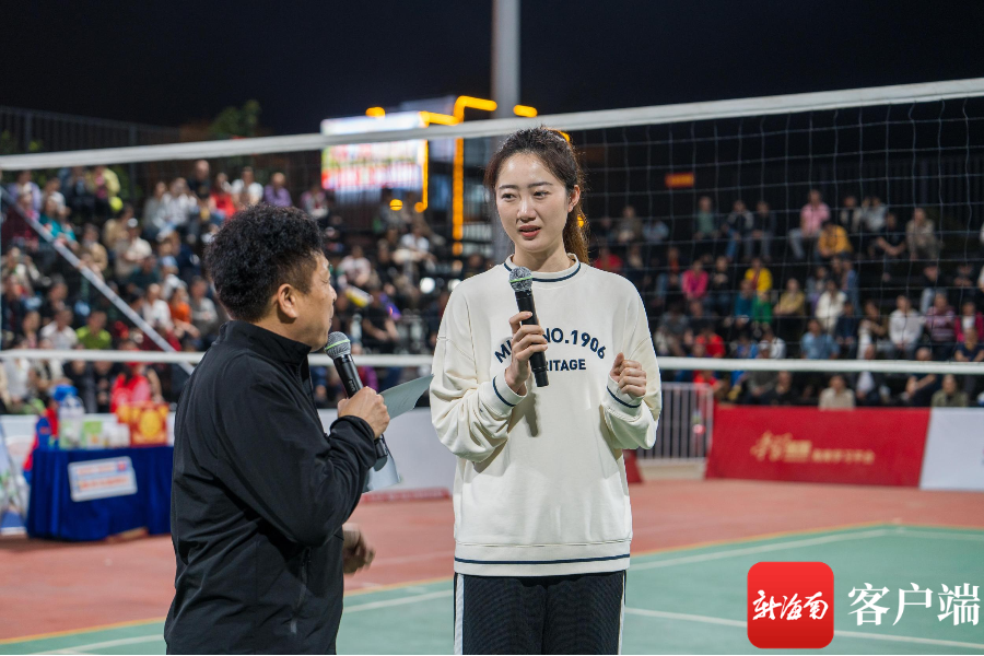 学海南话 耍板凳排球 中国女排前运动员王辰玥亮相"村va"迎春赛