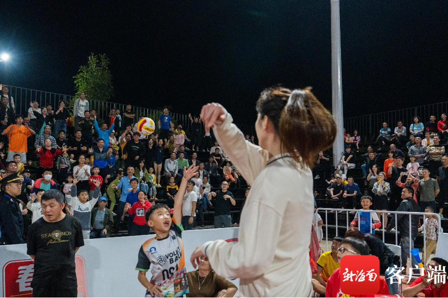 学海南话 耍板凳排球 中国女排前运动员王辰玥亮相"村va"迎春赛