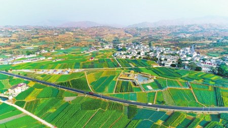 盐边县红格镇昔格达和美乡村.王东摄