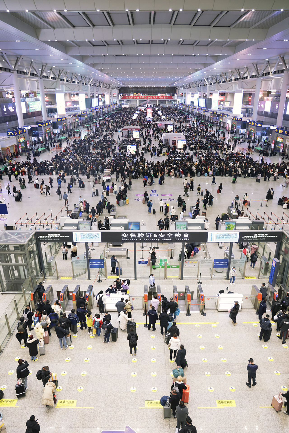 2月4日零點時分,上海虹橋火車站候車大廳,即將出行的候車旅客.