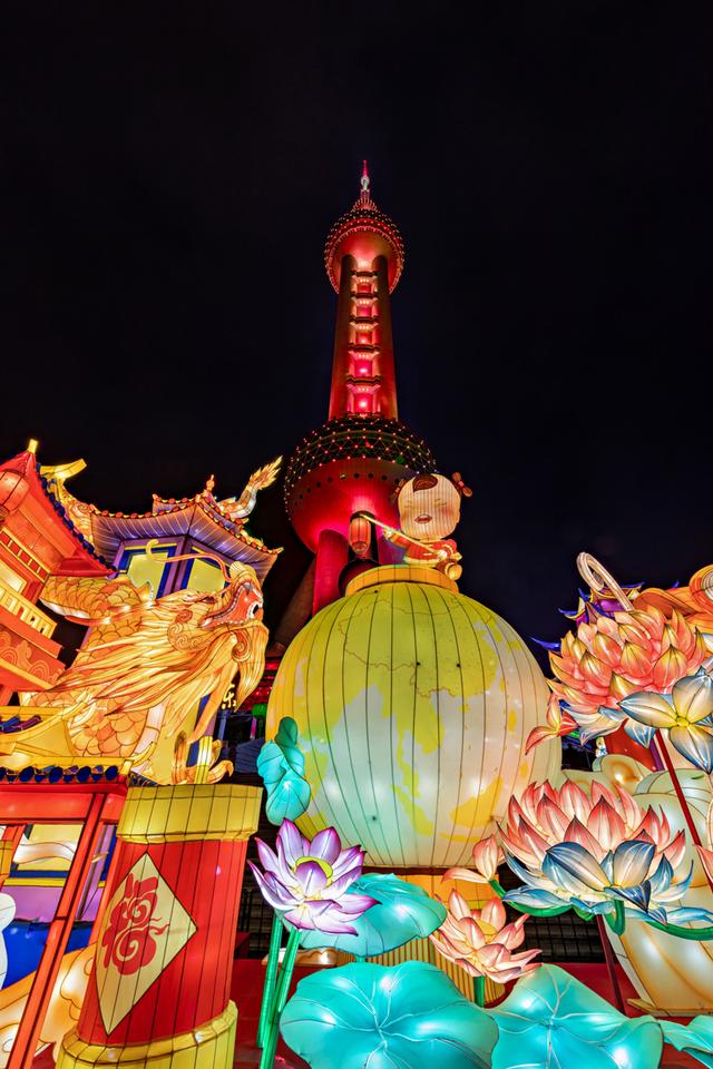 东方明珠塔"珠光龙影 华灯鱼舞"艺术灯景. 受访单位供图