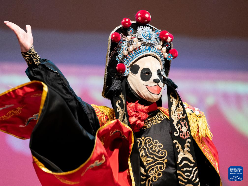 这是演员表演《川剧变脸》.新华社发(陈晨摄)
