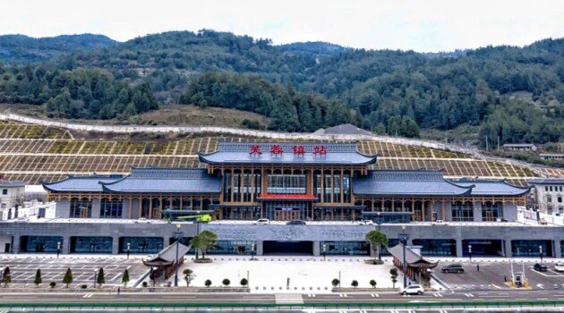 兴业银行长沙分行银团贷款支持的张吉怀高铁芙蓉镇站