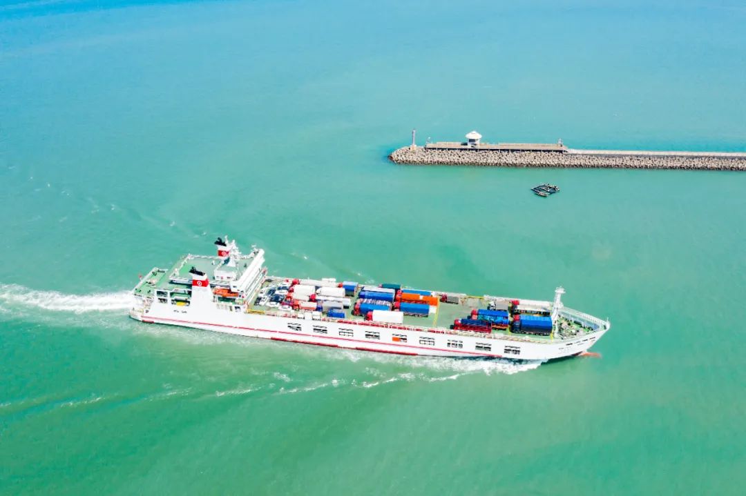 在琼州海峡行驶的粤海铁1号 图/图虫创意