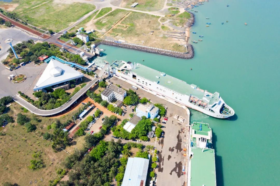 航拍粤海铁路轮渡驶出海口南港 图/图虫创意
