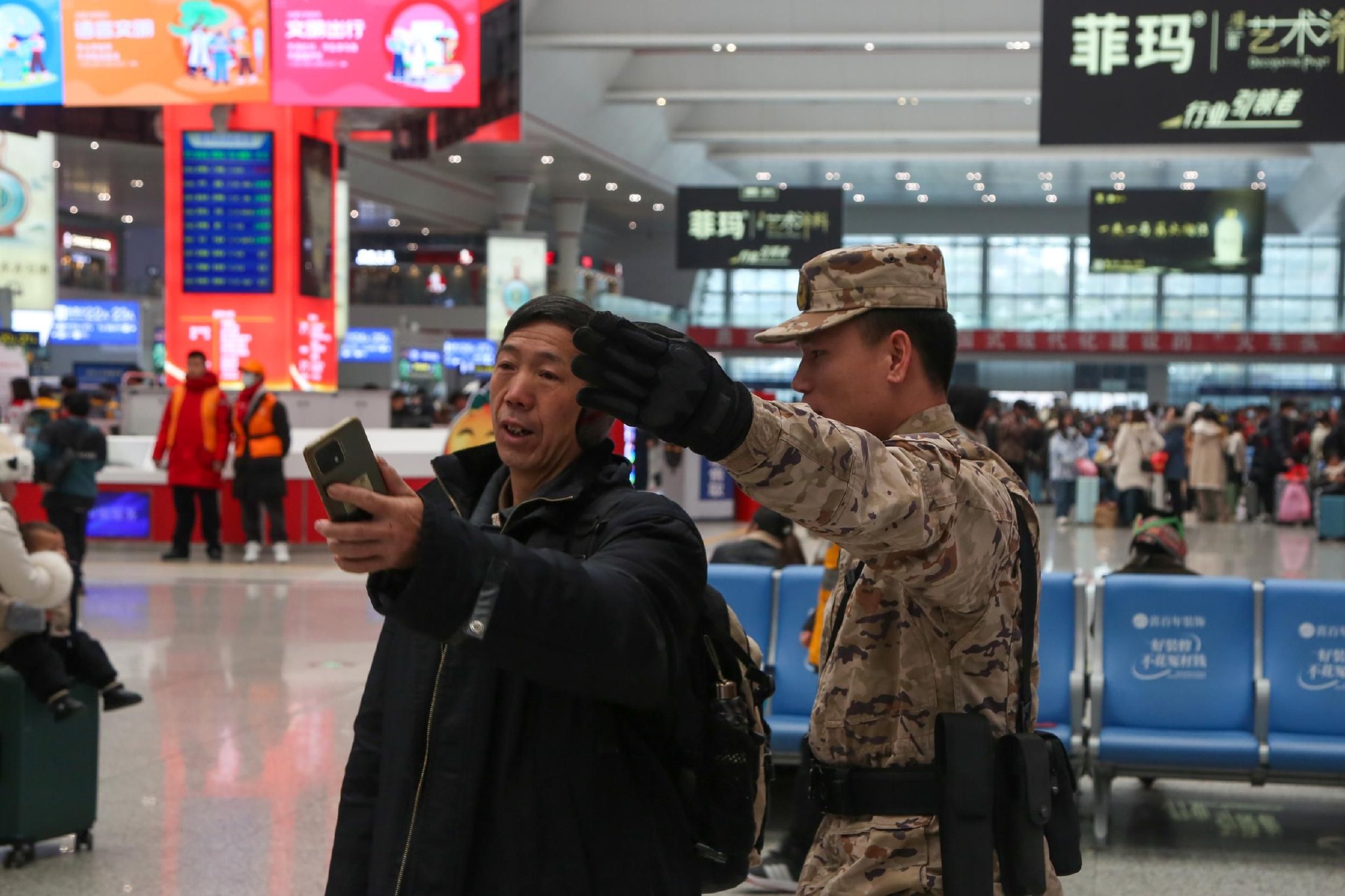 【"贵"在有你】每天执勤10小时 守护旅客回家路