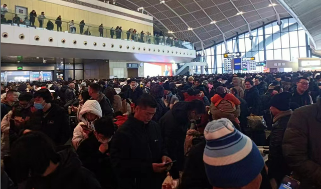 武汉站等候发车的旅客。受访者供图