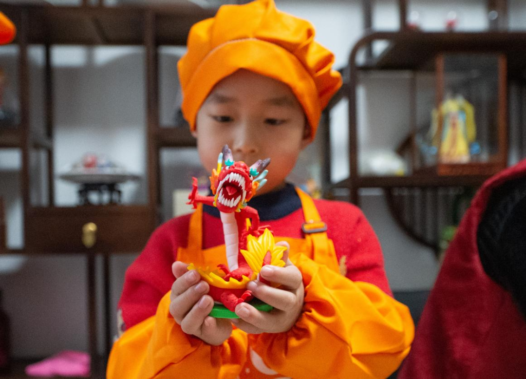 枣强县第六幼儿园的小朋友正在展示面塑作品.李金刚 摄