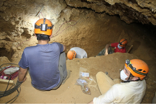 洞穴内发掘场景(张颖奇 供图)