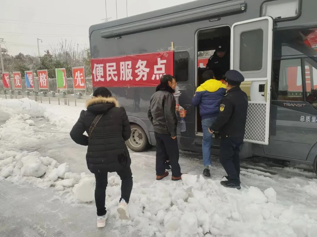 工作人员为滞留在石首南的旅客免费发放必要的生活物资,提供开水 .