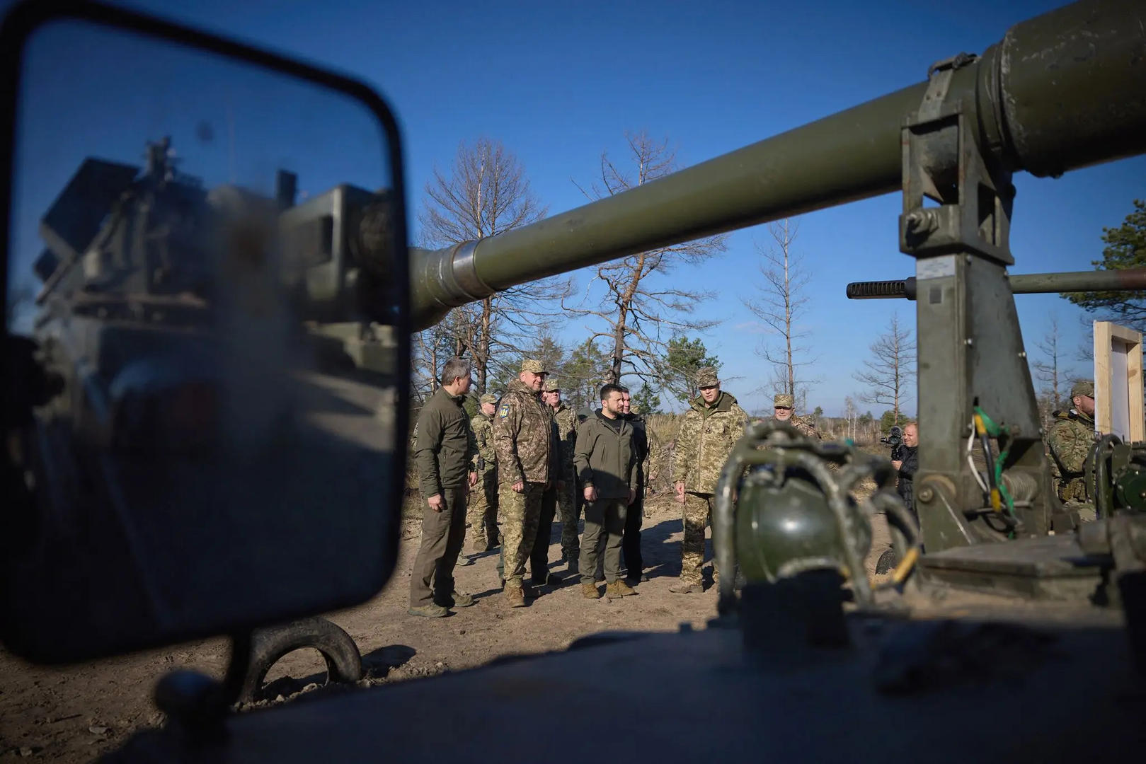 ▲去年11月，泽连斯基和扎卢日内一同参观军事训练中心