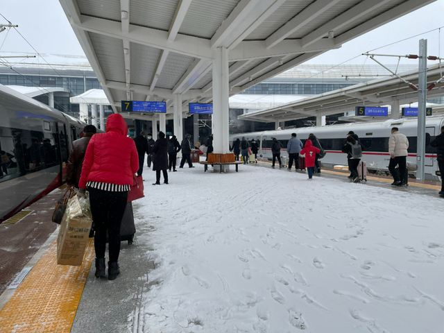 站台上也有积雪。受访者供图