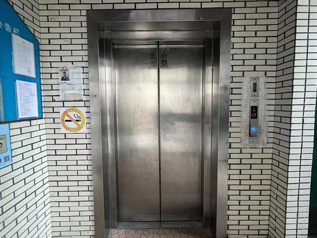 黄浦一小区顶楼居民直呼不便:今冬寒潮两次停用电梯,居民只能摸黑上楼