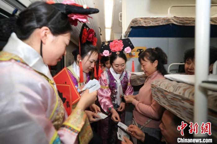 （新春走基层）当“春运”遇上“立春” 车厢里感受“春来到”