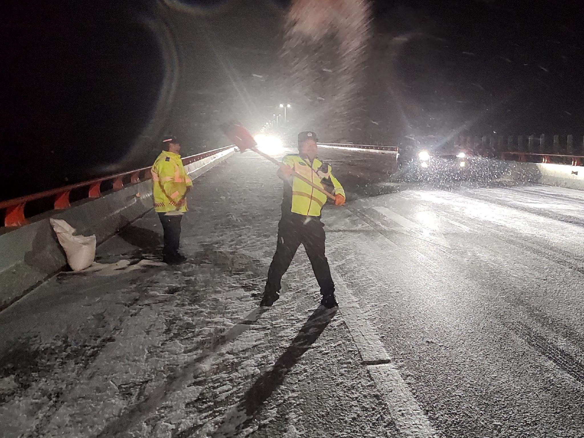 新春走基层｜收费站全部开通！春运回家经过这里，别忘记对他们说声“谢谢”