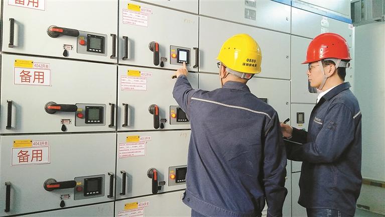技术人员对配电房内的设备进行检查。 深圳商报首席记者 王海荣 摄