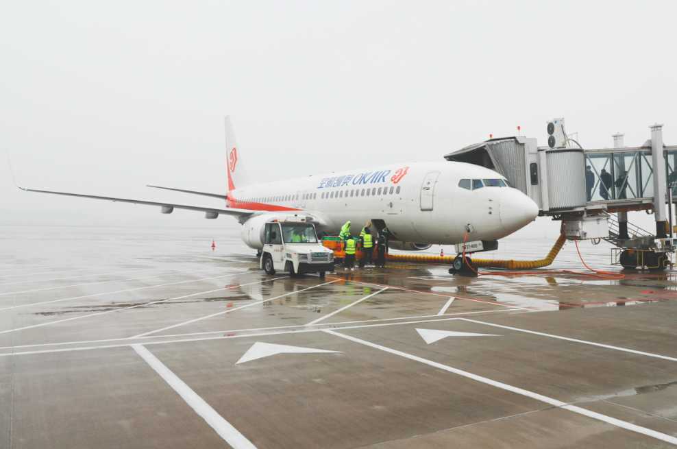 2月4日11时34分由天津飞来的奥凯航空bk2587次航班顺利降落在鄂州