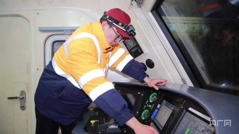 新春走基层丨“00后”“机车医生”的春运首秀