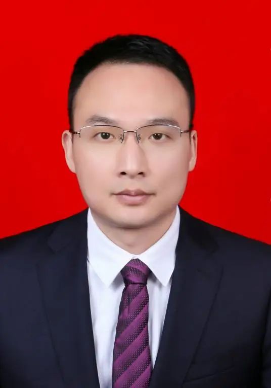 万东长期在湖南省工作,曾任岳阳市君山区委常委,常务副区长,岳阳县委