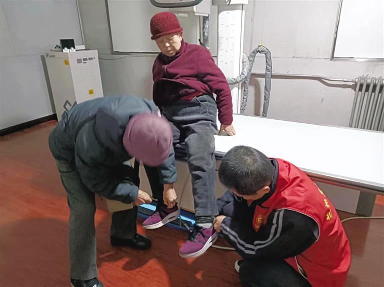 帮老人脱鞋做检查