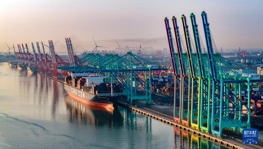 2月2日,一艘集装箱货轮停靠在天津港"智慧零碳"码头(无人机照片).