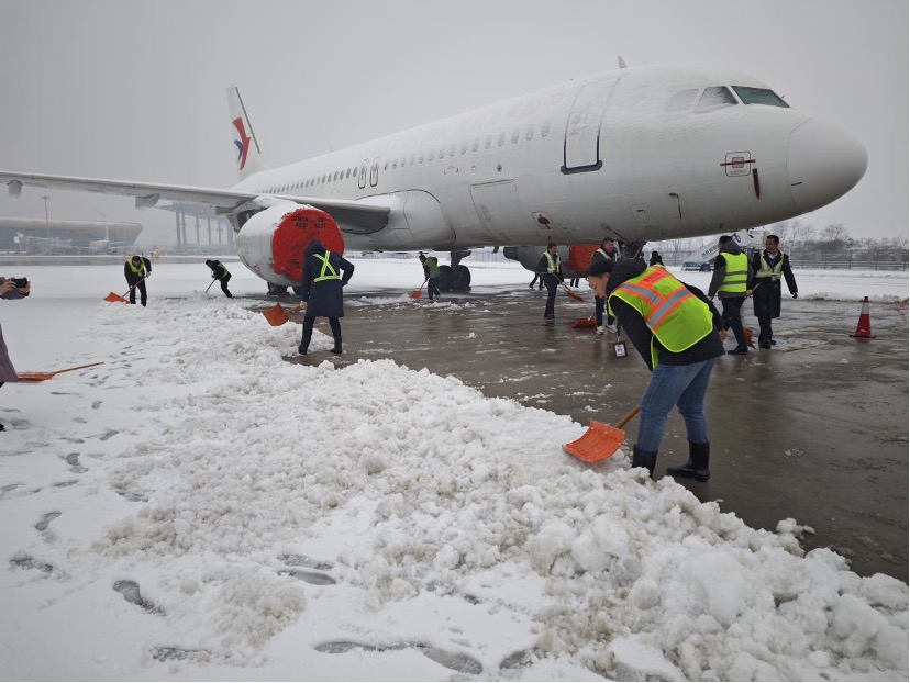 合肥机场，东航工作人员正在机坪铲雪（来源：东航供图）