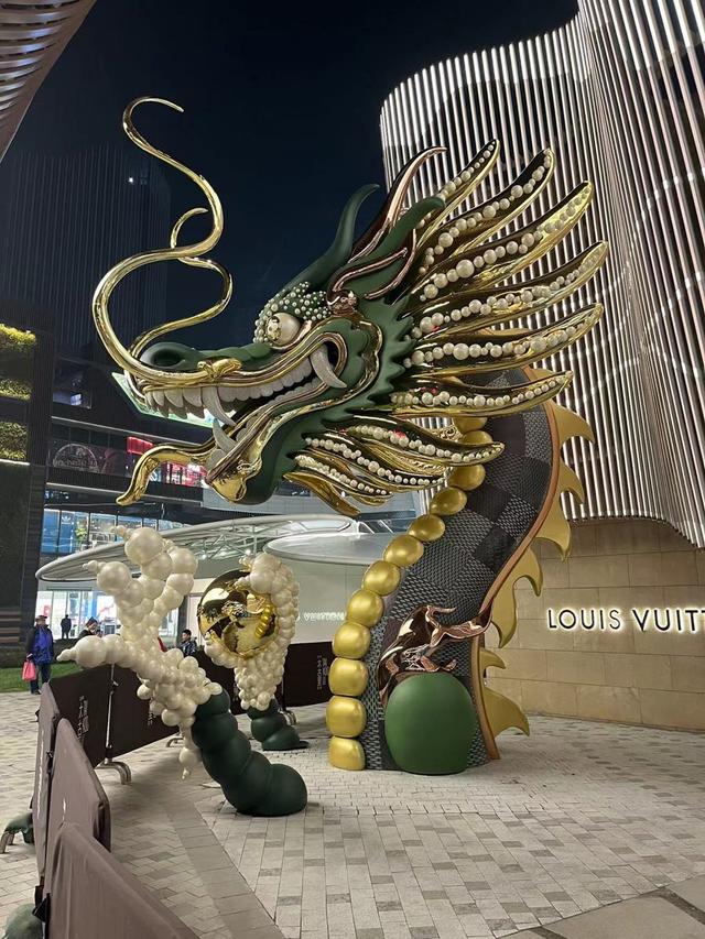 博物馆找龙纹,街头与龙合影,骑行跑步画龙:上海"寻龙地图"为啥火了?