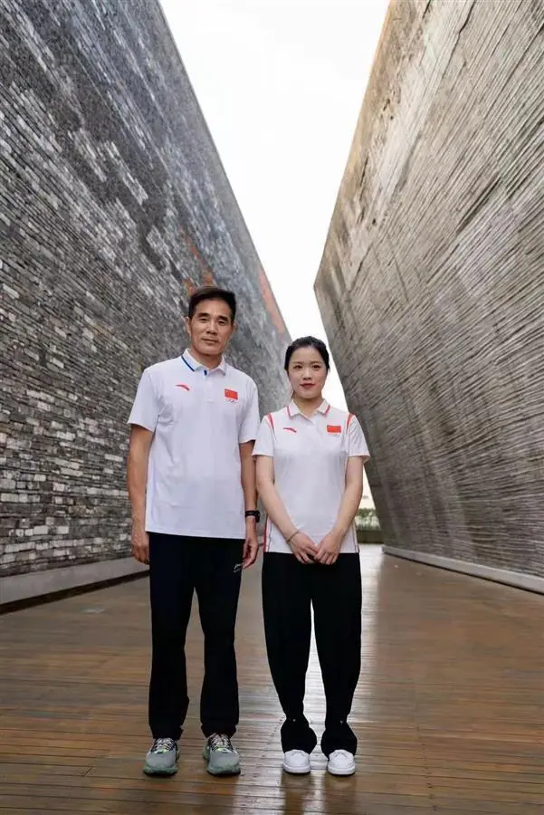 杨倩与虞利华合影.图片由受访者提供