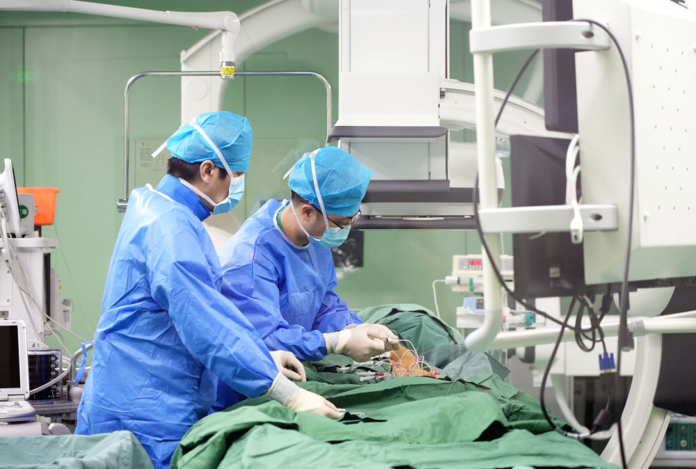 北京儿童医院保定医院外科医生正在为患者实施手术.(受访单位供图)