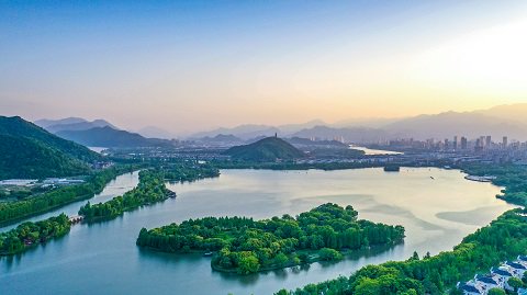 山水环抱的临海市灵湖公园.