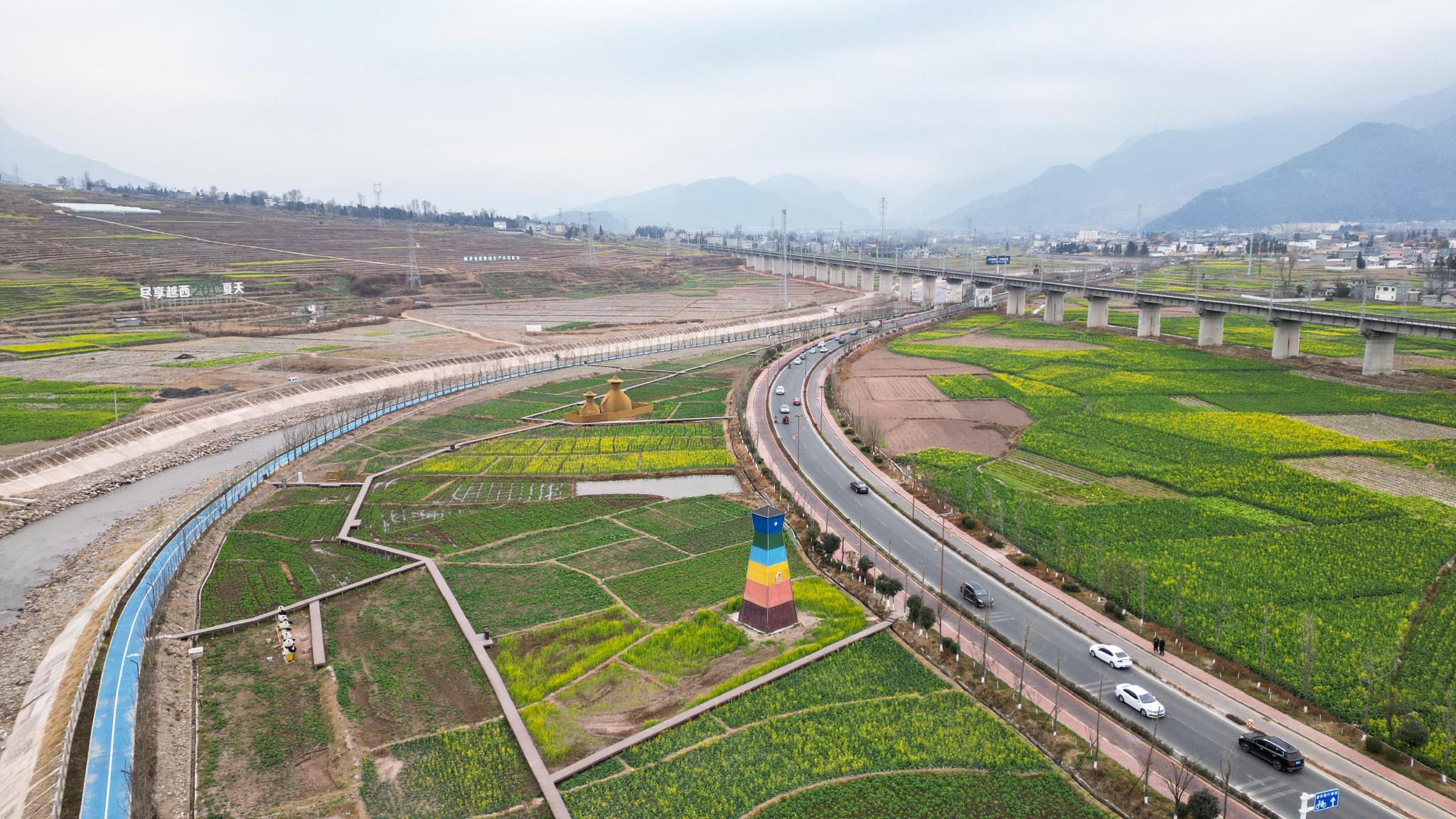 这是2月3日在四川省凉山彝族自治州越西县拍摄的当地打造的田园旅游