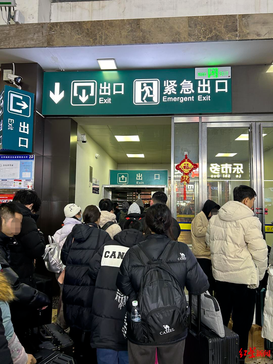 记者亲历的风雪回家路:飞机转火车,见到了南方暴雪中的返乡人
