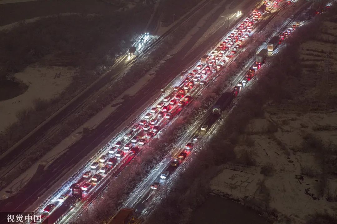 2月4日晚8时许,湖北武汉外环高速沪蓉段,因为冻雨和大雪造成拥堵.
