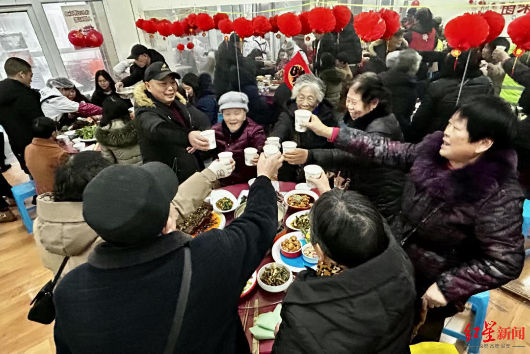 独居老人、环卫工人等都来了！这顿社区团年饭好暖心