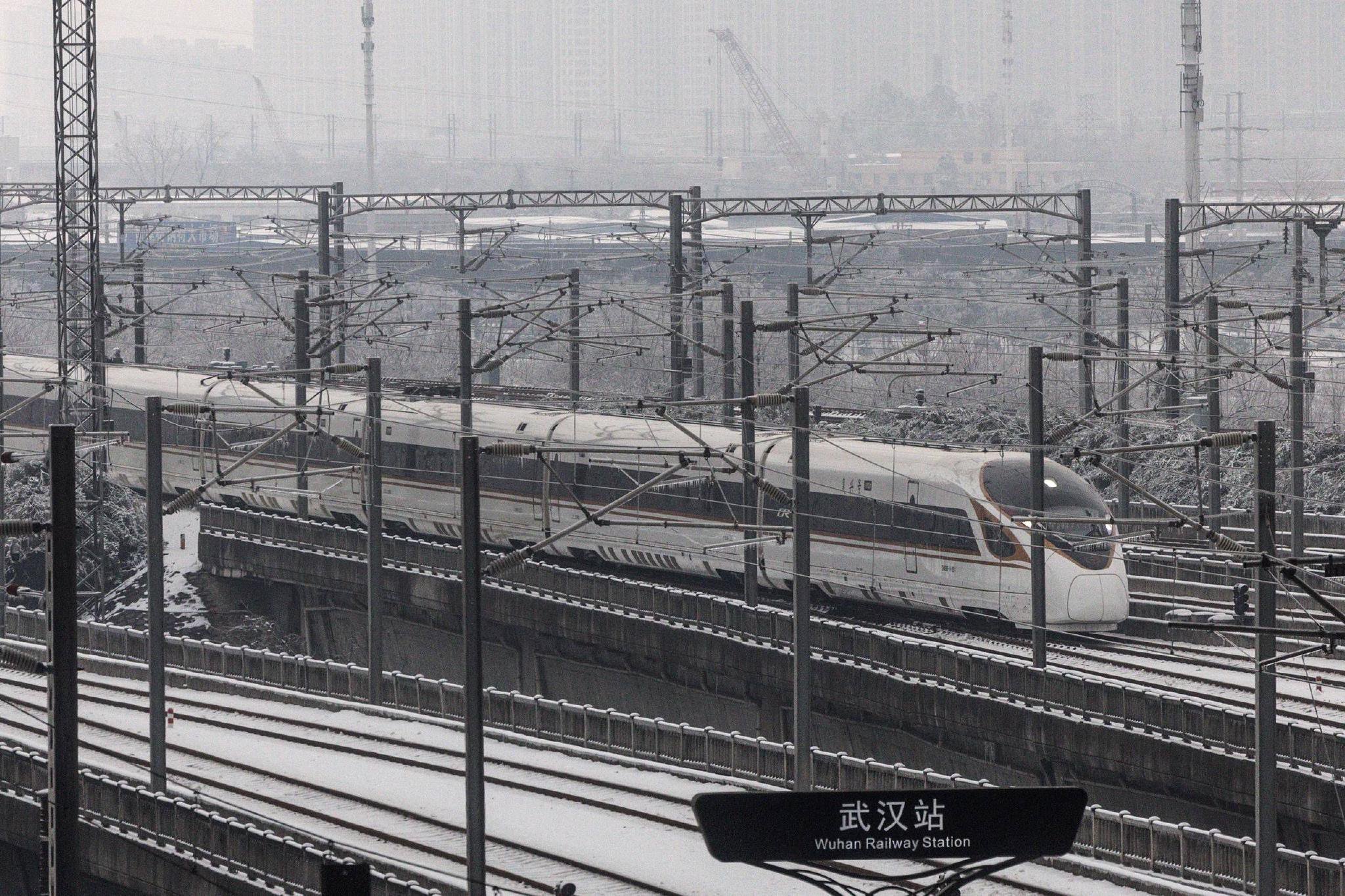 经过铁路人员的加紧奋战抢修,武汉铁路运输秩序陆续恢复,部分高铁班次