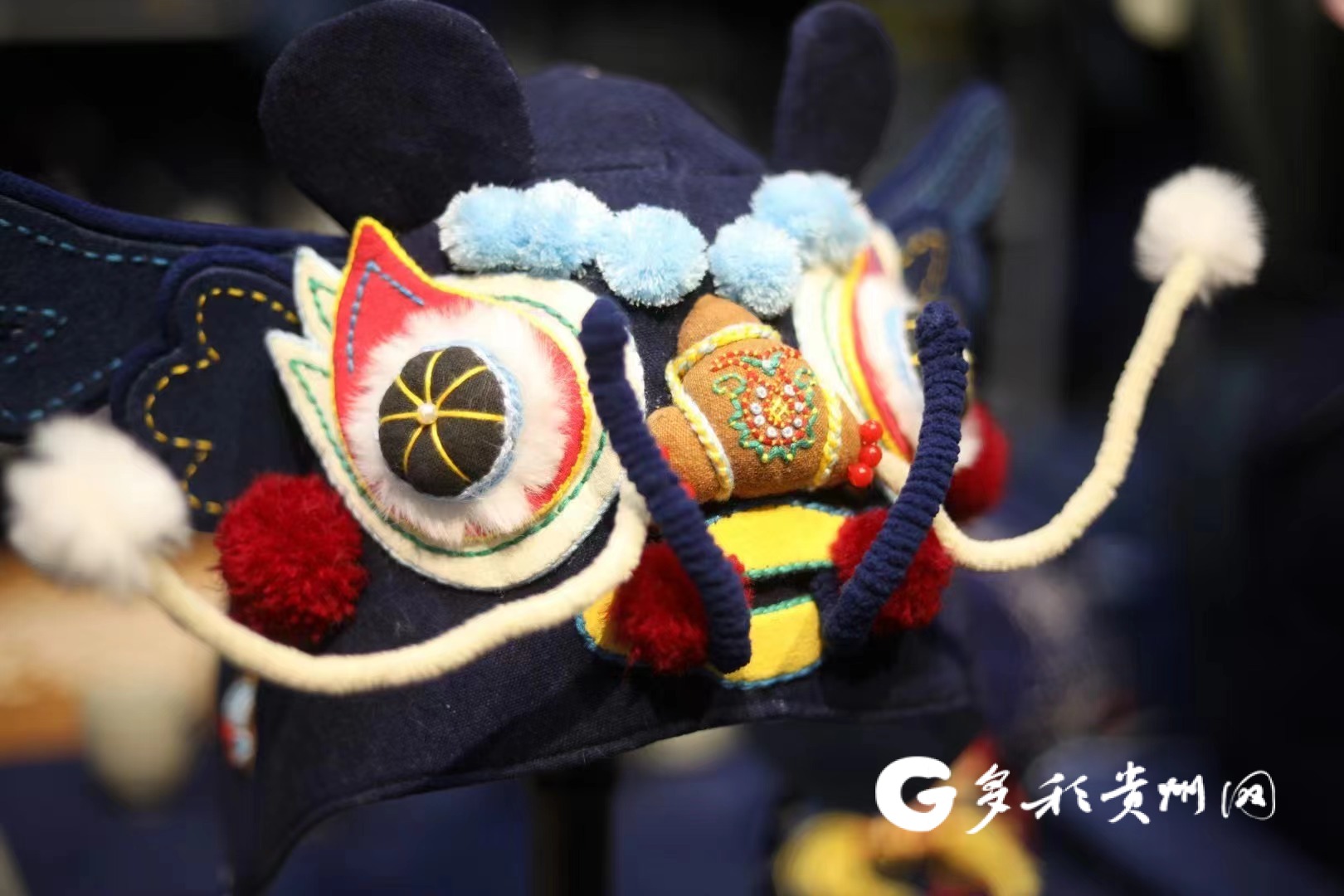 【新春走基层】龙年文创产品热销,背后是贵州绣娘的手工温度_新浪财经