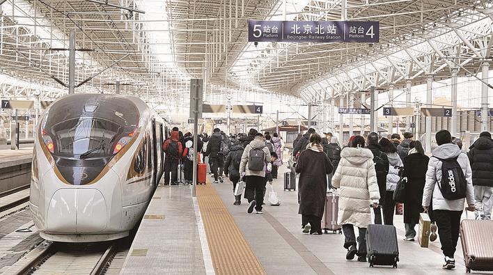随着春节临近,北京铁路部门各车站进入春运高峰期,大批旅客乘火车返乡