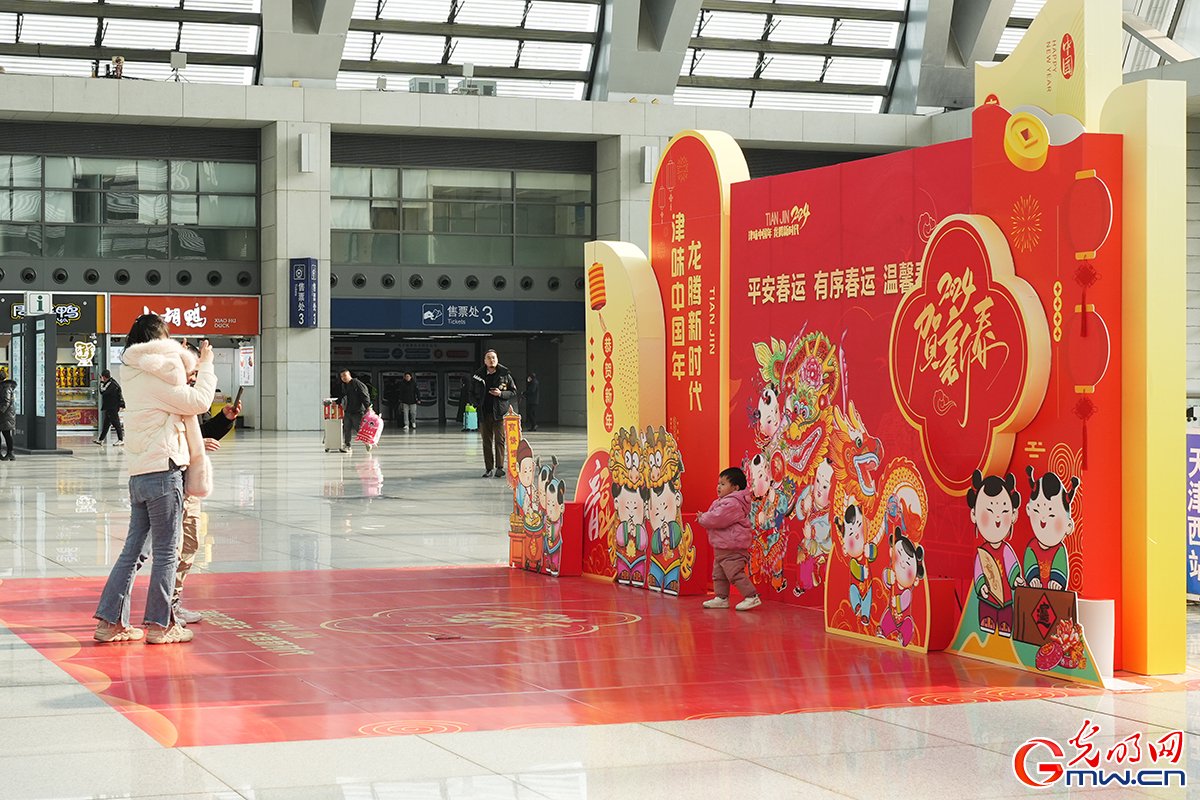 【新春走基层·文化过大年】春运路上年味儿浓