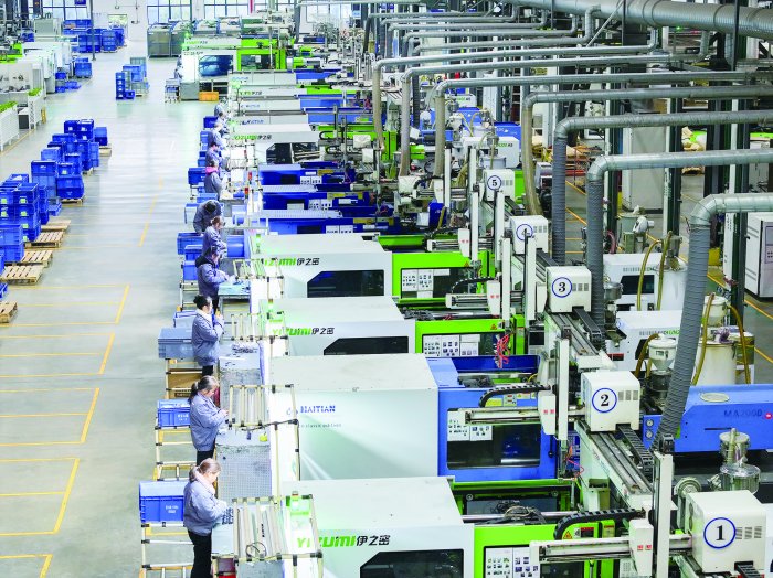 2月1日,在浏阳高新区的长沙市银宝山新汽车零部件有限公司,工人在汽车