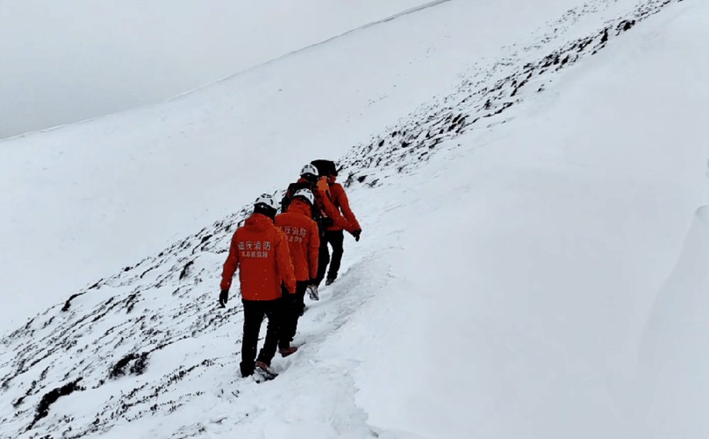 零下27云南迪庆2名游客被困4800米雪山消防两天一夜极限救援