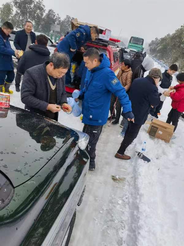 潜江市蓝天救援队在执行救援任务 图片来源：受访者供图