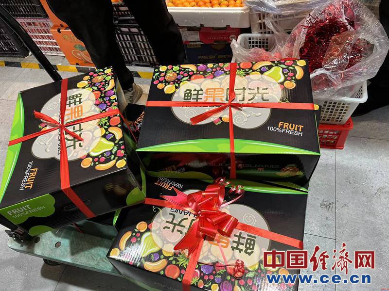 图为已打包好的礼盒装水果.